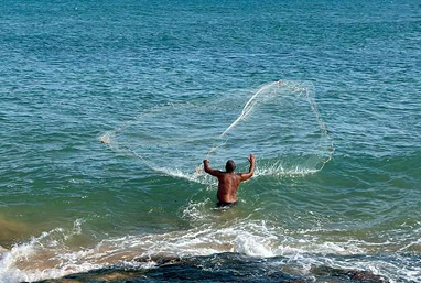 Caravana traz a Alagoas atendimento para pescadores que podem buscar indenização por vazamento de óleo
